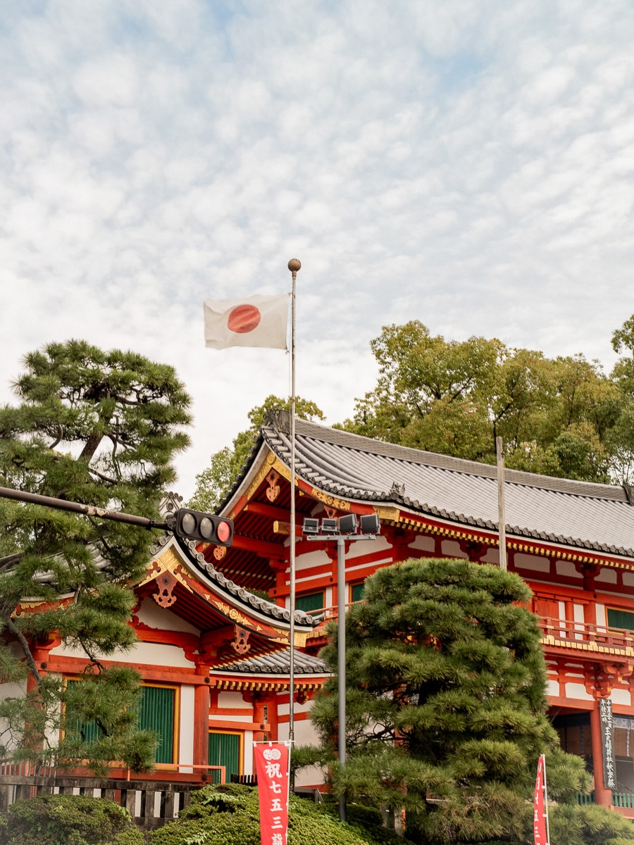 Pairs of geta aligned in front of a tatami